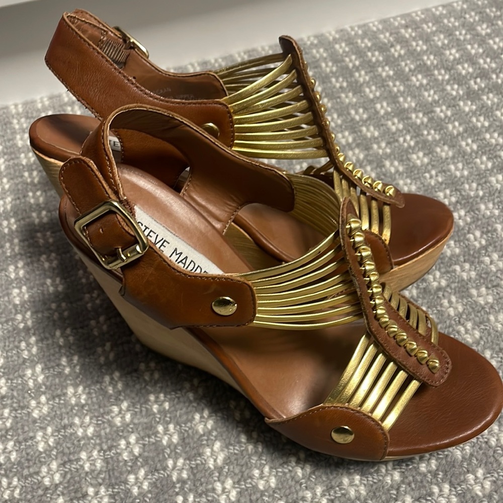Steve Madden gold detailed wedges